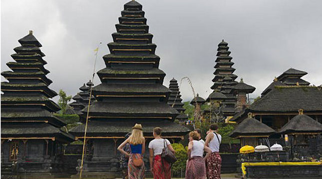 Turis Asal Amerika Saat Berlibue di Bali (Keren Su/Getty Images)