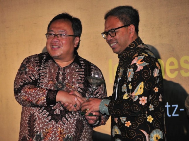 Direktur Risk and Compliance Mandiri Syariah Putu Rahwidhiyasa bersama Menteri Bappenas/PPN Bambang Brodjonegoro