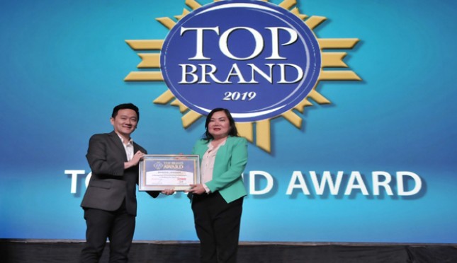 General Manager (GM) Mondial Jeweler Jenny Prasojo (kanan) menerima penghargaan Top Brand Award 2019 dari Head of Digital Frontier Group Brian Hendrata. 