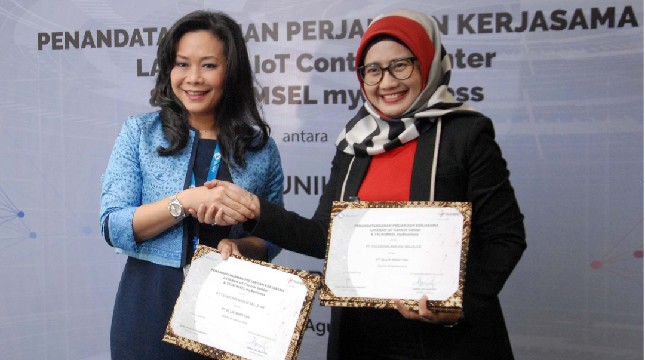 PT Blue Bird Tbk dan Telkomsel menandatangani surat kerja sama Direktur Utama PT Blue Bird Tbk, Noni Purnomo & Direktur Utama Telkomsel, Emma Sri Martini menandatangani surat kerja sama integrasi layanan IoT Senin, 26 Agustus 2019 di Jakarta.(Ist)