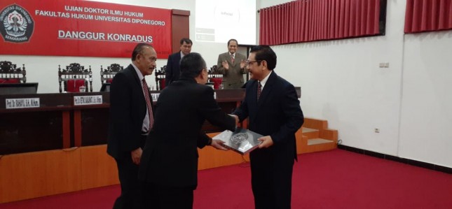 Danggur Konradus (kanan) meraih Gelar Doktor Bidang Ilmu Hukum dari Universitas Diponegoro, Semarang