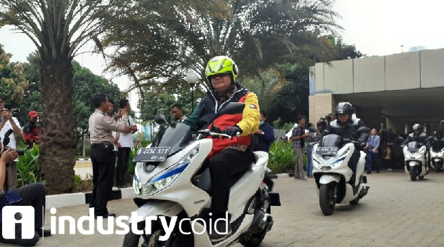 Menteri Perindustrian Airlangga Hartarto saat menjajal sepeda motor listrik produksi Honda (Foto: Ridwan/Industry.co.id)