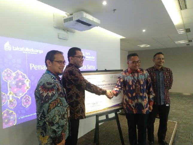 Direktur Bisnis Ritel Bank Muamalat, Purnomo B. Soetadi dan Direktur Utama Takaful Keluarga Arfandi Arief saat kerjasama bancassurance