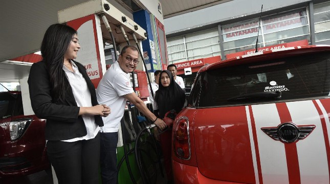 GM Pertamina MOR III Tengku Fernanda mengisi BBM ke kendaraan pelanggan di SPBU COCO Abdul Muis, Jakarta, Rabu, (4/9).(Ist)