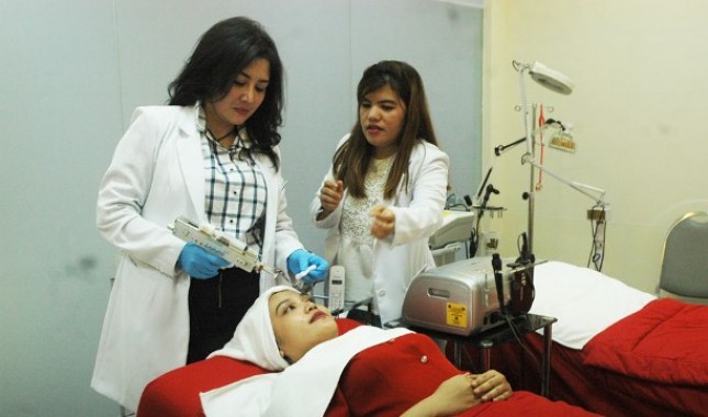 Dr. Debora Megawati Sedang Menangani Perawatan Kesehatan Kulit Wajah di DBora Beauty Center