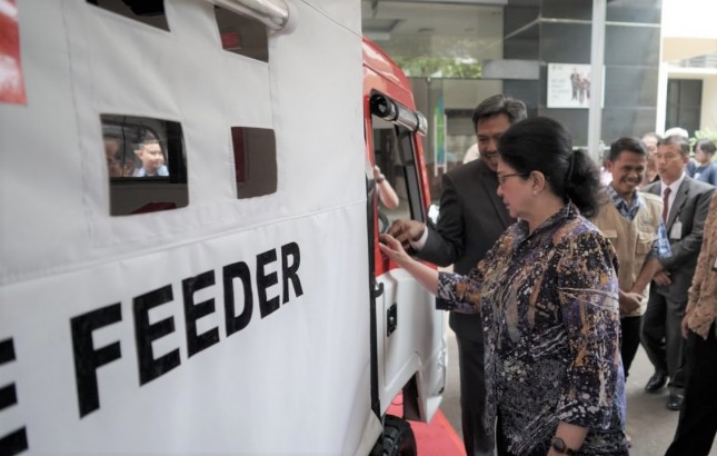 Menteri Kesehatan Nila Moelok saat mengapresiasi AMMDes Ambulance Feeder