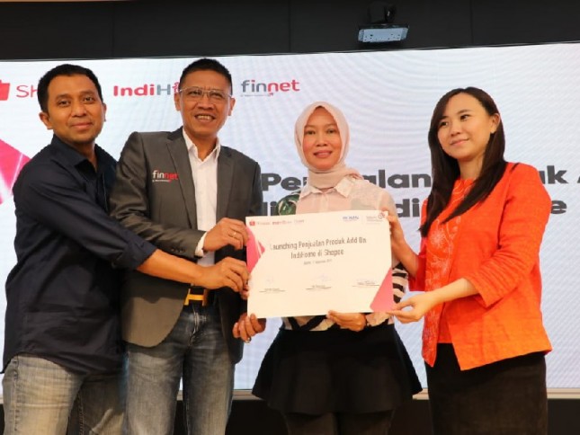 Direktur Consumer Service Telkom Siti Choiriana (kedua kanan), Direktur Shopee Indonesia Christin Djuarto (paling kanan), 