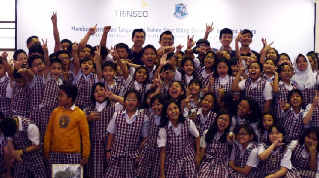 Trinseo Indonesia ajarkan anak-anak SD Taruna Bakti cara daur ulang styrofoam bekas jadi karya seni