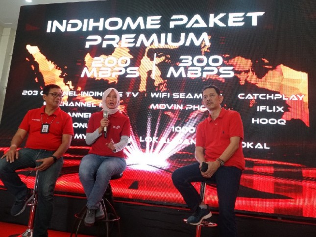 Direktur Consumer Service Telkom Siti Choiriana (tengah) usai peluncuran IndiHome premium