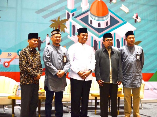 Pemimpin Divisi Dana Ritel BNI Syariah, Bambang Sutrisno (dua dari kiri); Branch Manager BNI Syariah Pekanbaru, Sjarief Hidajat (paling kanan)