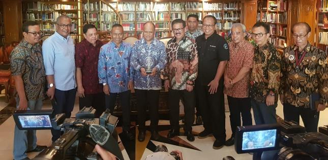 PWI Beri Anugerah Bapak Kemerekaan Pers Indonesia kepada BJ Habibie