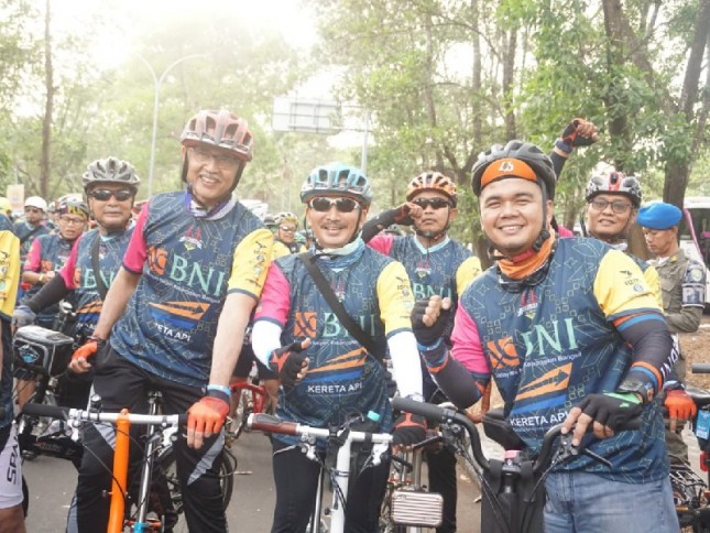 BNI syariah bersepeda dengan masyarakat Palembang