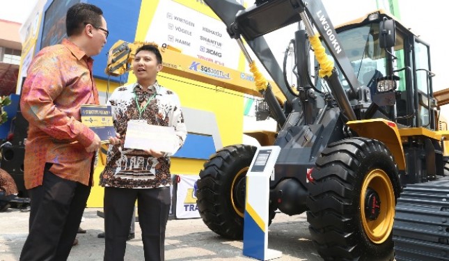 Direktur Utama MNC Leasing Paulus Cholot Janala dan Direktur Marketing MNC Leasing Miron Durait Panjaitan melihat salah satu produk GM Tractor.