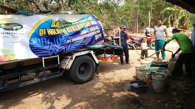 Jababeka Salurkan Bantuan Air Bersih