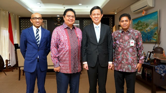 Menteri Perindustrian Airlangga Hartarto saat menerima kunjungan Menteri Industri dan Perdagangan Singapura Chan Chun Sing 