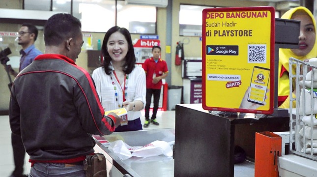 Manajemen Depo Bangunan Turun Langsung Layani Pelanggan di Hari Pelanggan Nasional