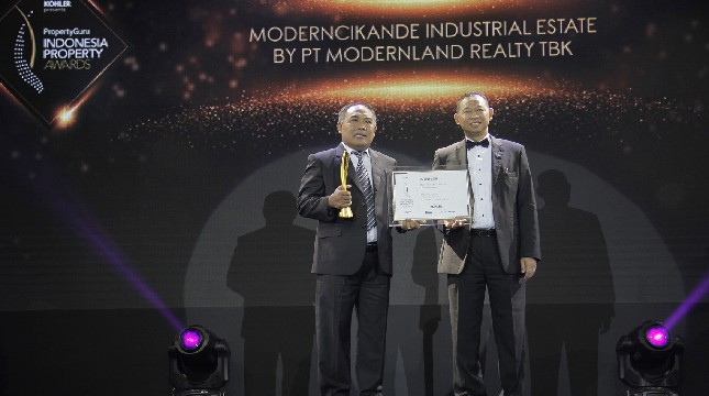 Operational General Manager PT Modern Industrial Estat, I Wayan Satia saat menerima penghargaan Property Awards 2019