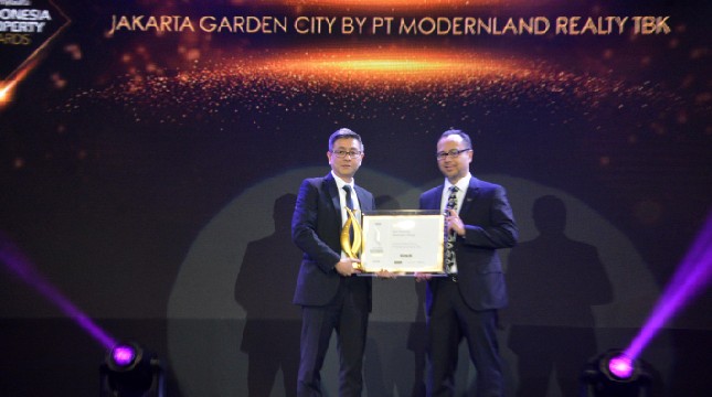 Managing Director Business Development & Marketing PT Modernland Realty Tbk., David Iman Santosa yang mewakili township Jakarta Garden City saat menerima penghargaan Property Awards 2019