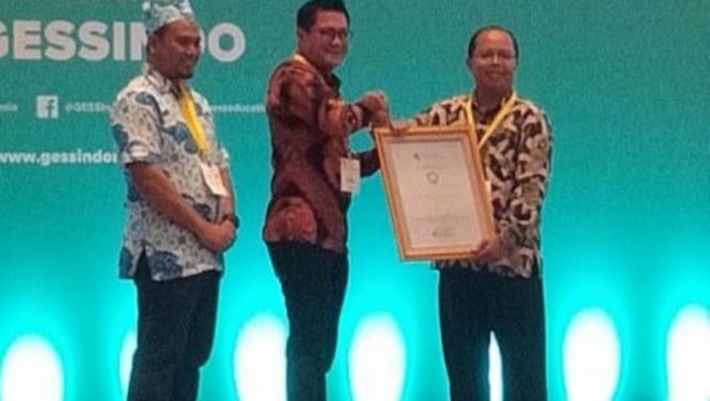 Perhatian Dunia Pendidikan, Pengusaha Joune Ganda Terima Penghargaan