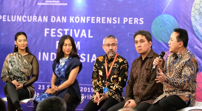 Tara Basro, Nia Dinata, Lukman Sardi, Dirjen Kebudayaan Hilmar Farid dan Kepala Bekraf Triawan Munaf memberikan keterangan seputar penyelenggaraan FFI 2019
