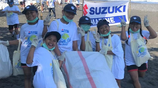 PT Suzuki Indomobil Sales (SIS) bersama diler Sinta Marine kembali menginisiasi aksi bersih-bersih pantai ‘Clean Up the World’ di Pelabuhan Tribuana, Pantai Kusamba, Klungkung, Bali