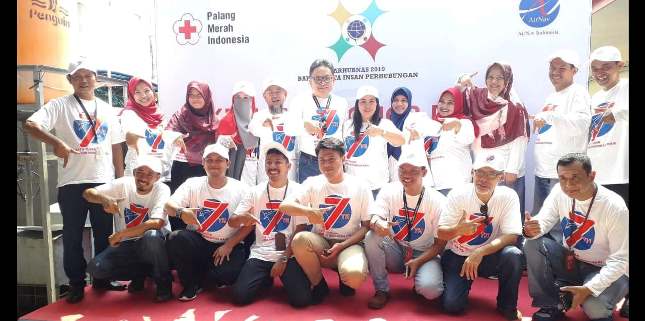 GM AirNav Halim Perdana Kusumah, Hengky Poluan, (tengah berkacamata) bersama Staf saat acara sosial Donor Darah dalam rangak HUT AirNav7