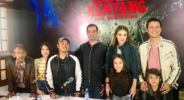 Para pemain, Sutradara dan Produser Film "Rumah Kentang" adakan konperensi pers di rumah yang disebut Rumah Kentang di Kawasan Cinere, Jakarta Selatan