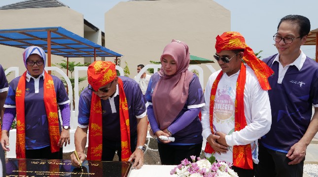 Menteri Pariwisata Arief Yahya bersama Bupati Pandeglang Irna Narulita serta Direktur Utama PT Banten West Java Poernomo Siswoprasetijo saat meresmikan Ladda Bay Village