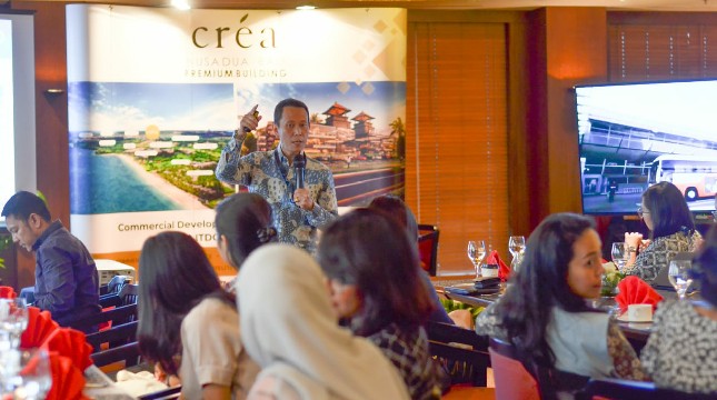 Direktur Pemeringkat Indonesia Hari Purnomo saat memberikan paparan dalam acara seminar Prospek Tren Bisnis Indonesia