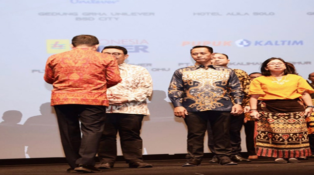 Sancoyo Antarikso, Direktur Governance dan Corporate Affairs Unilever Indonesia, menerima PBSE 2019 yang diserahkan oleh Menteri ESDM, Bapak Ignasius Jonan.