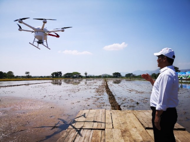Mentan Amran Sulaiman menyaksikan dron pertanian