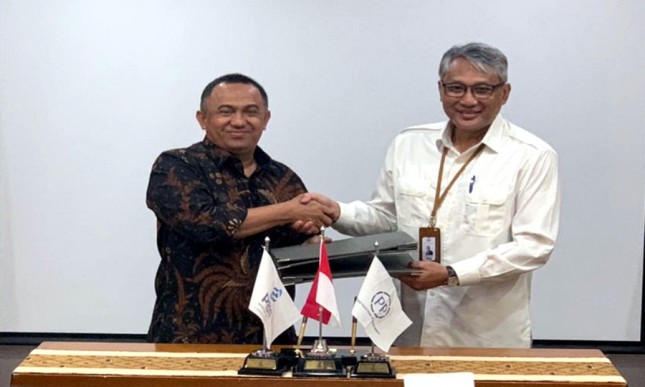 Direktur Utama Perseroan Lukman Hidayat berfoto bersama dengan Direktur Utama PGN Gigih Prakoso