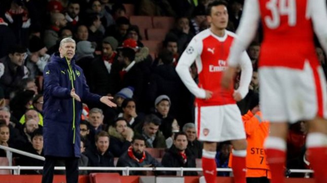Pelatih Arsenal Arsene Wenger memberikan instruksi kepada pemainnya. (Tolga Akmen/Anadolu Agency/Getty Images)