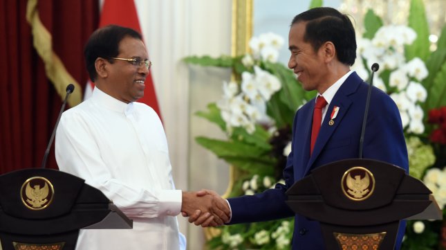 Presiden Jokowi bersalaman dengan Presiden Sri Lanka Maithripala Sirisena, usai konperensi pers bersama, di Istana Merdeka, Jakarta, Rabu (8/3). (Rahmat/Setkab.go.id)