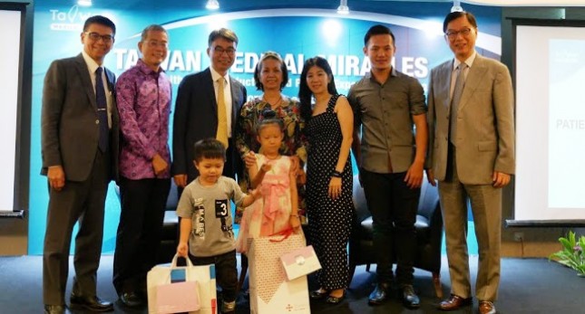 Sheryln Aurelia dan David Kenrich Huang (depan) dua Balita yang berhasil melakukan Transplantasi Hati di Taiwan