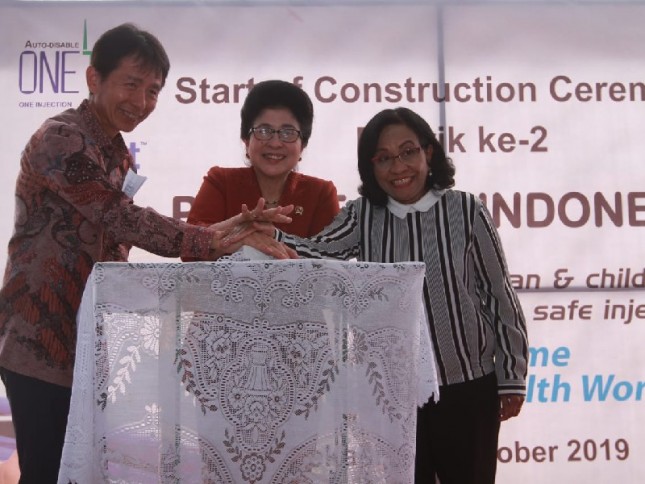 dari kiri ke kanan Jahja Tear Tjahjana (Direktur PT Oneject Indonesia) - Ibu Nila Farid Moeloek (Menteri Kesehatan RI) -Engko Sosialine Magdalene (Dirjen Kefarmasian & Alat Kesehatan Kemenkes RI