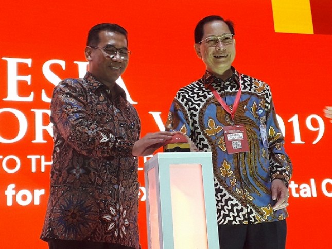 Jahja Setiaatmadja, Presdir BCA (kanan) bersama Andin Hadiyanto, Dirjen Perbendaharaan Kemenkeu menekan tombol tanda diresmikannya pembukaan IKF VIII 2019 di Jakarta. (Foto: Abe)