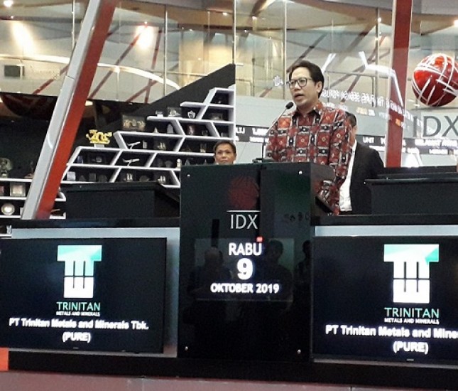 I Gede Nyoman Yetna, Direktur Bursa Efek Indonesia (BEI) bidang Penilaian Perusahaan, sedang memberikan kata sambutan dalam acara pencatatan saham PURE di Gedung BEI, Jakarta. (Foto: Abe)