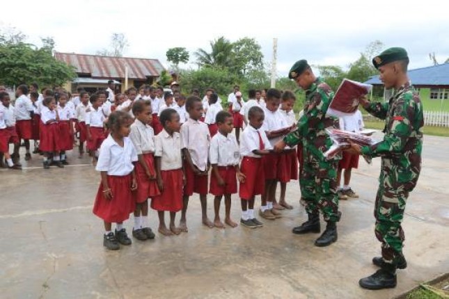 Satgas Yonif 411 Kostrad Bagikan Seragam di Sekolah Perbatasan