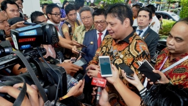 Menteri Perindustrian Airlangga Hartarto didampingi Dirjen Pengembangan Perwilayahan Industri (PPI) Imam Haryono memberikan keterangan kepada wartawan seusai menjadi narasumber pada acara Kaltara Investment Forum 2017 di Jakarta, 8 Maret 2017. 
