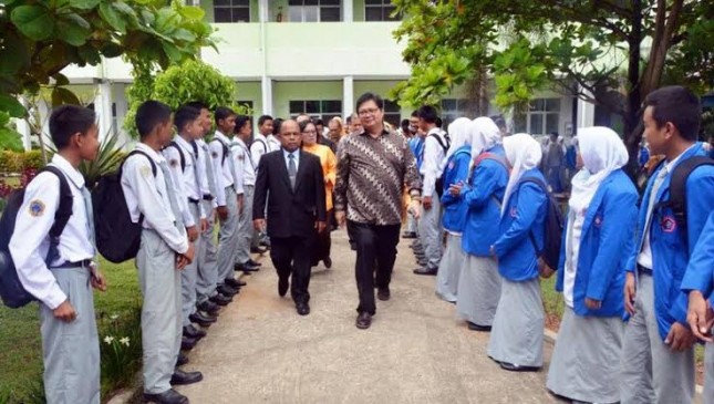 Menteri Perindustrian Airlangga Hartarto saar mengunjungi SMAK Padang