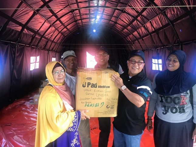 Hambra Sammal, Deputi Infrastruktur Bisnis Kementerian BUMN, (kedua dari kanan) memberikan bantuan secara simbolis kepada pengurus rumah sakit darurat yang menangani para korban gempa Maluku. (Foto: istimewa)