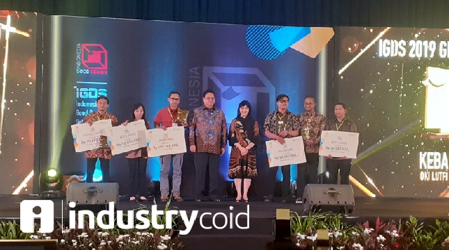Menteri Perindustrian Airlangga Hartarto bersama Dirjen IKMA Kemenperin Gati Wibawaningsih saat memberikan penghargaan kepada pemenang IGDS 2019 (Foto: Ridwan/Industry.co.id)