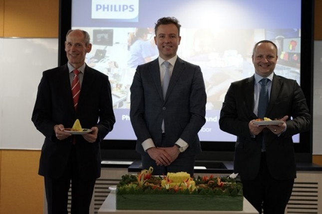 Presdir Philips Indonesia, Pim Preesman (tengah) memberikan potongan tumpeng kepada Senior VP dan General Manager Philips Healthtech ASEAN & Pasific, Diederik Zeven dan Duta Besar Kerajaan Belanda untuk Indonesia, Lambert Grijns.