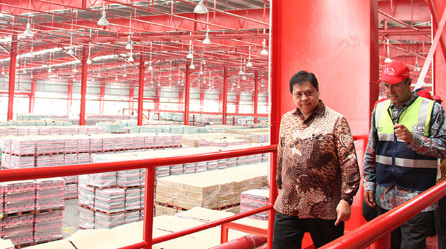 Menteri Perindustrian Airlangga Hartarto Bersama Presiden Direktur Coca Cola Amatil Indonesia Kadir Gunduz