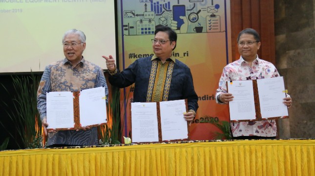 Menperin Airlangga Hartarto bersama Mendag Enggartiasto Lukita dan Menkominfo Rudiantara saat menandatangani aturan IMEI 