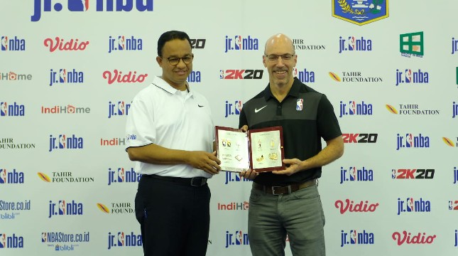 Gubernur DKI Jakarta Anies Baswedan bersama Managing Director NBA Asia, Scott Levy seusai penandatanganan kerjasama kolaborasi NBA-Pemrov DKI Jakarta