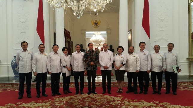 Ketua Umum Kadin Indonesia Rosan P. Roeslani bersama pengurus Kadin saat beremu Presiden RI Joko Widodo