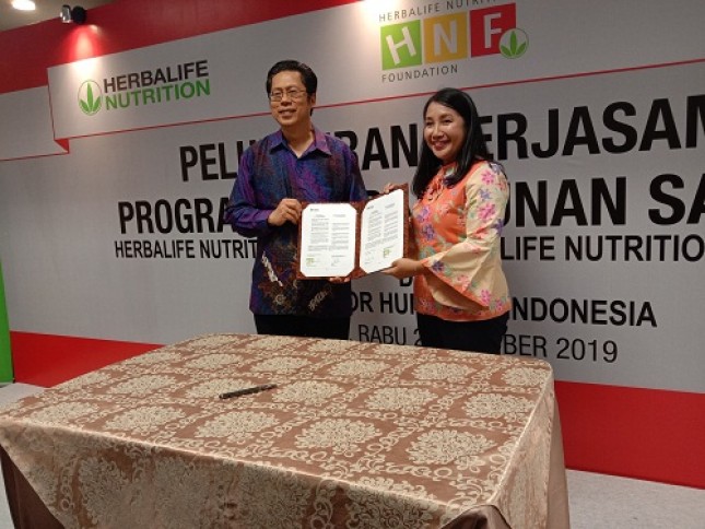 Senior Director & General Manager Herbalife Nutrition Indonesia, Andam Dewi dan National Director Habitat for Humanity Indonesia, Susanto Samsudin di Jakarta, Rabu (23/10/2019).