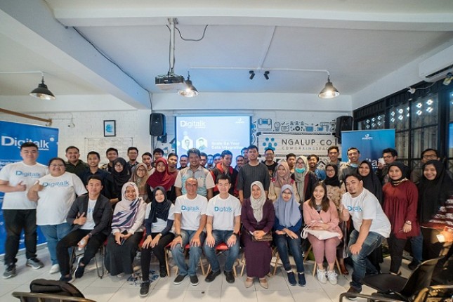 Para peserta seminar PT Anabatic Digital Raya bertajuk Digitalk berpose seusai acara di Ngalup Coworking Space, Malang, Jawa Timur, Rabu (23/10/2019). (Foto: istimewa)
